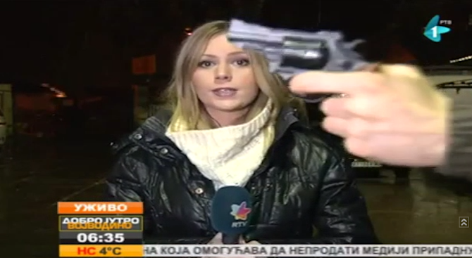 Мъж размаха пистолет в ефира на сръбска телевизия (видео)