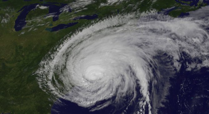 Над Атлантическия океан набира сила необичаен за януари ураган