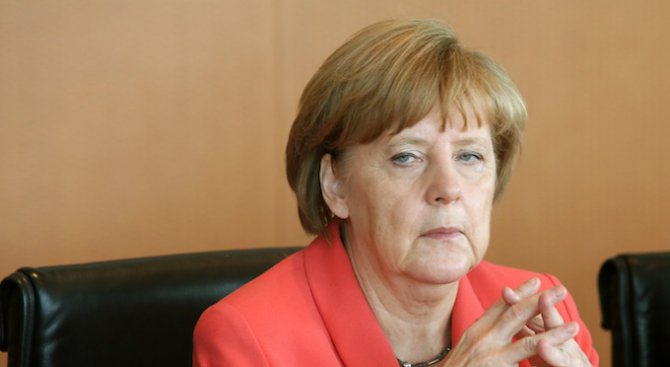 Немски политик: Меркел трябва да бъде свалена от поста „в усмирителна риза”