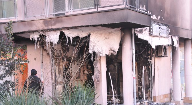 Пожар изпепели козметичен салон в Бургас (снимки)