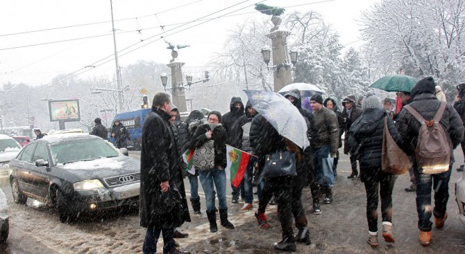 Протест срещу цената на винетките блокира Орлов мост (обновена+снимки+видео)