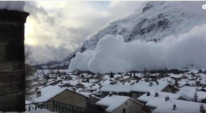 Туристка засне гигантска лавина да затрупва село (Видео)