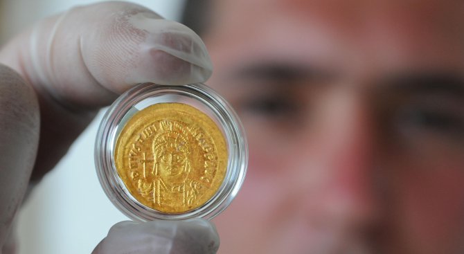 Златна монета на император Юстин І откриха археолози в Ахтопол