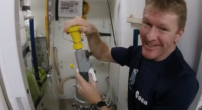 Астронавт показа как се ползва тоалетна в безтегловност (видео)