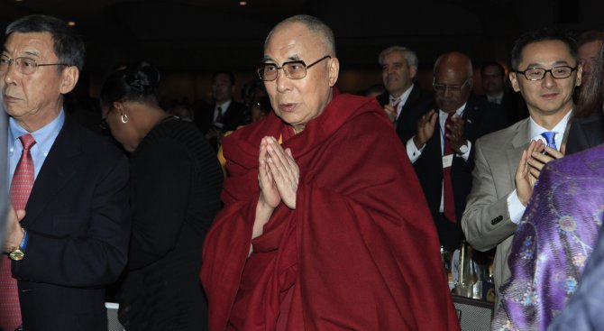 Далай лама приет в болница в САЩ