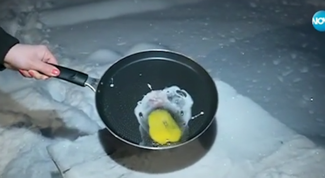 Експеримент: В Кнежа счупено яйце замръзва за секунди (снимки+видео)