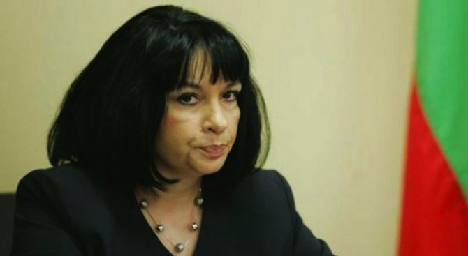 Министър Петкова проверява централата на EVN в Пловдив