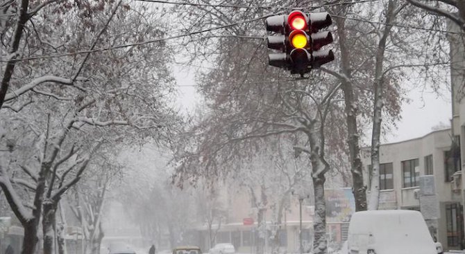 Затворени пътища и стотици населени места без ток след снега (обновена+видео)