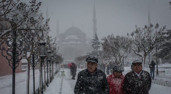 Сняг и студ сковаха Истанбул, Тунджа заля стадиона в Одрин