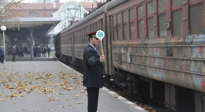 Спрени са влаковете в три железопътни участъка на страната