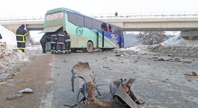 Тежка катастрофа между два автобуса и микробус, има ранени (обновена+снимки)