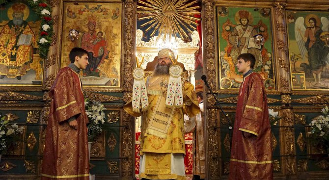 Варненският митрополит отслужи литургия за Атанасовден (снимки)