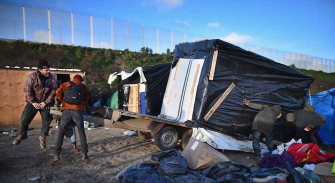 Въоръжени бежанци нападнаха журналисти в лагера в Кале (видео)
