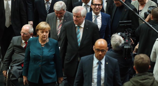 Падането на Ангела Меркел плаши бизнеса по света