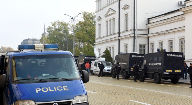 Полиция и жандармерия в София, протестиращи размазаха тиква пред НС (обновена+снимки+видео)
