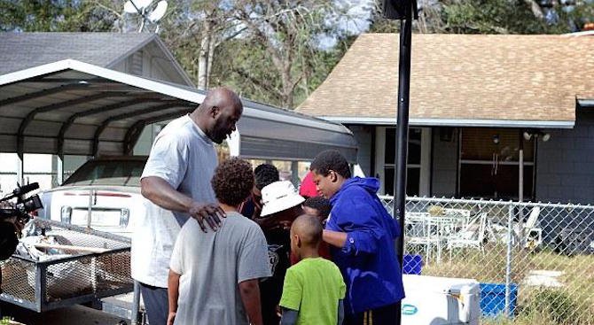 Той изкара 700 млн. долара, но играе баскетбол с децата в квартала