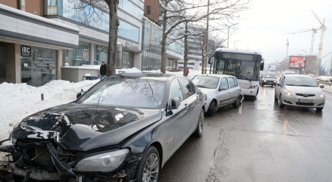 Верижна катастрофа с автобус на градския транспорт в София (снимки)