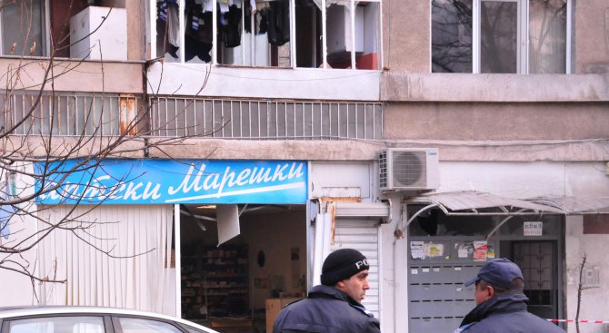 Взривиха бомба пред аптека &quot;Марешки&quot; в Бургас (обновена+видео+снимки)