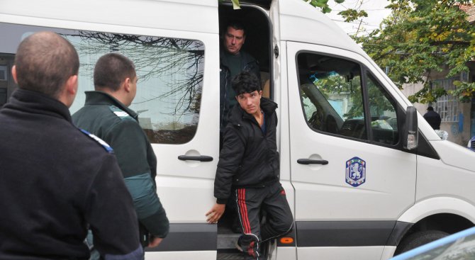 Арестуваха българин в Гърция, превозвал 24 бежанци