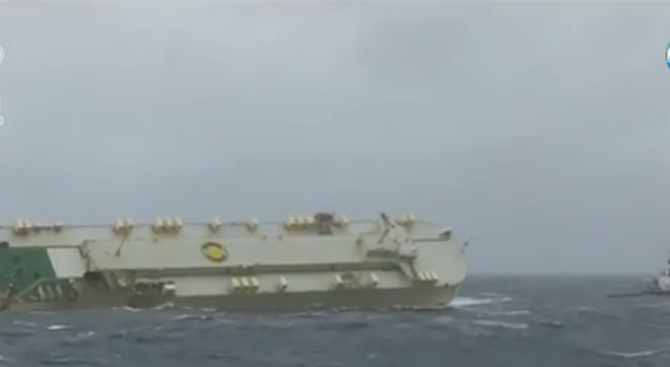 Бедстващ кораб се носи към френското крайбрежие