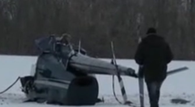 Хеликоптер се разби в Русия, има пострадали (видео)
