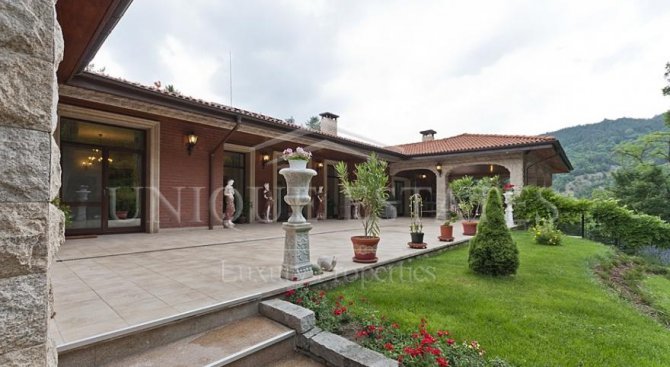 Имот на седмицата: Къща на езерото в Панчарево за 1.75 млн. евро