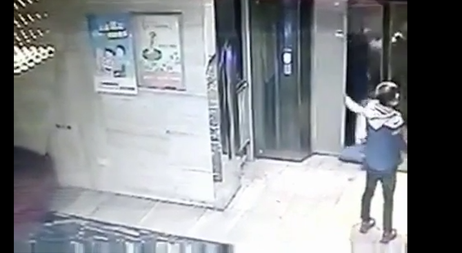 Мъж полетя в асансьорна шахта (видео)