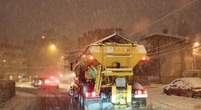 Над 80 снегорина чистят столичните улици и булеварди