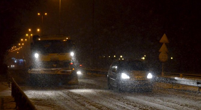 Около 300 машини почистват републиканските пътища в районите със снеговалеж