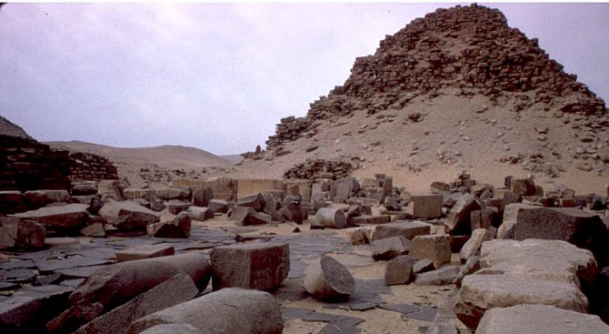 Откриха кораб на 4500 години край пирамидите Абусир