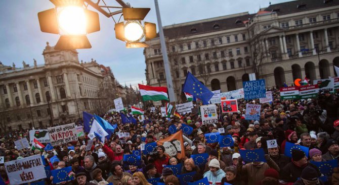 Протести свалиха унгарския държавен секретар за образованието