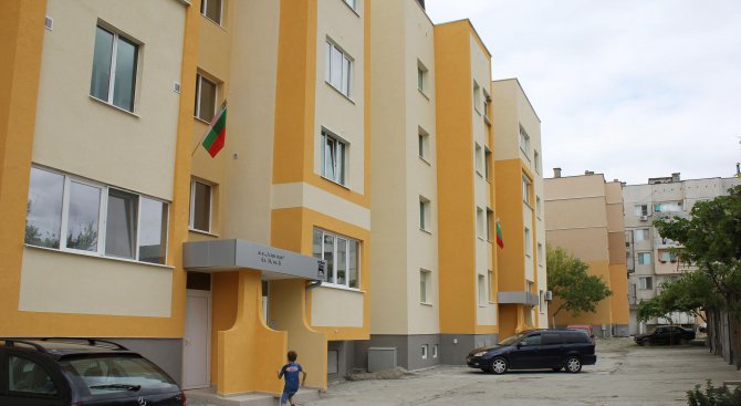 Първият саниран по националната програма блок в Димитровград протече