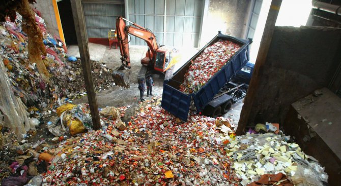 Софиянци хвърлят по 64 000 тона храна в боклука