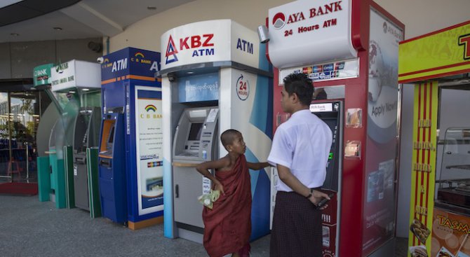 Спипаха българин и румънец, опитали да сложат скиминг устройство на банкомат в Камбоджа