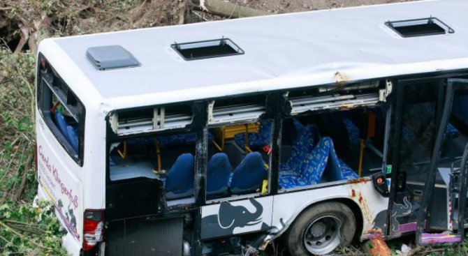 Туроператорът за катастрофата с автобуса: Ако се е движел с висока скорост, пораженията щяха да са м