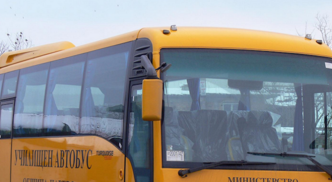 Детска кавга доведе до екшън с училищен автобус