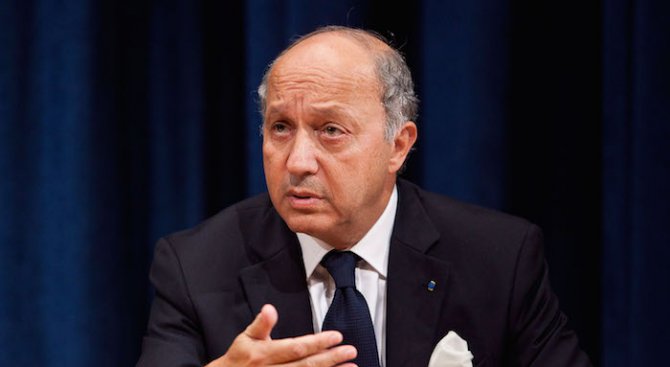 Френският външен министър обяви, че подава оставка