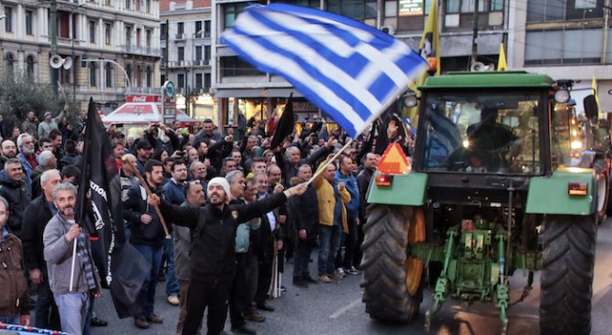 Гръцките фермери прекратиха блокадата в центъра на Атина
