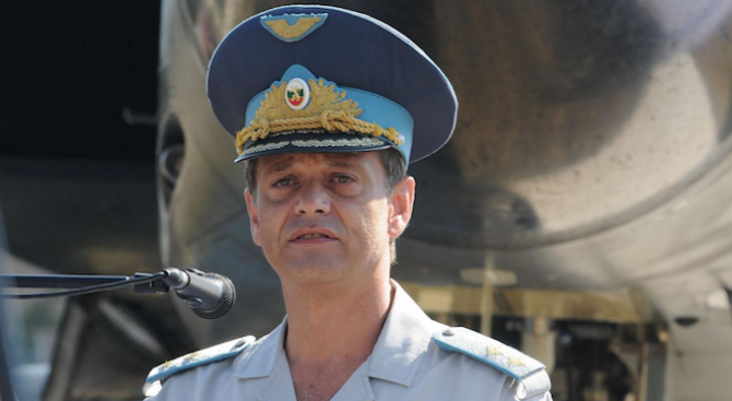 Новият началник на отбраната встъпи в длъжност, вицеадмирал Николов сдаде поста огорчен (видео)