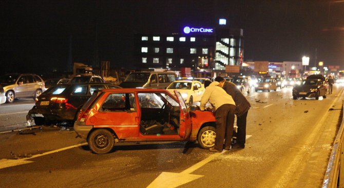 Пешеходец причини верижна катастрофа на Околовръстното в София (снимки)