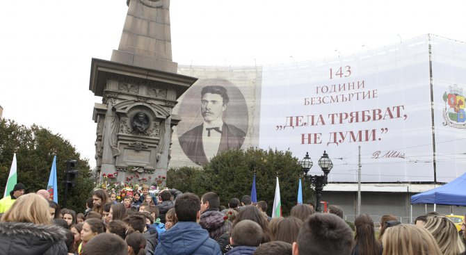 Стотици се поклониха пред паметника на Апостола в София (снимки+видео)