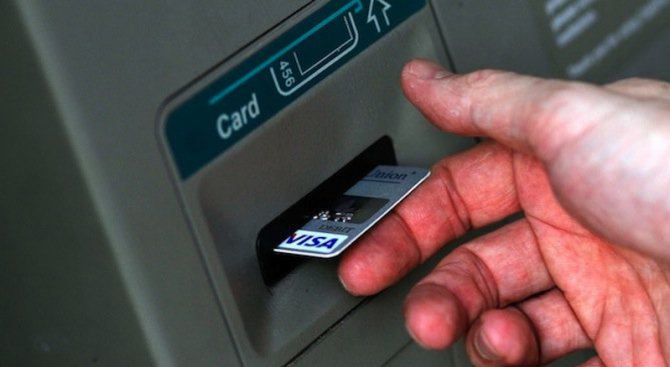 Българин е задържан и обвинен в опит за измама с банкомат