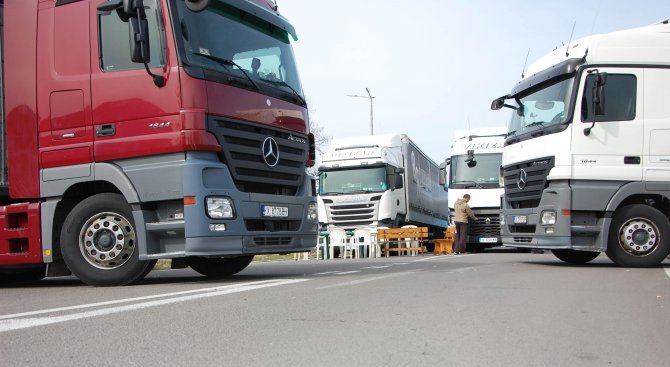 Български превозвачи блокират ГКПП-Златоград