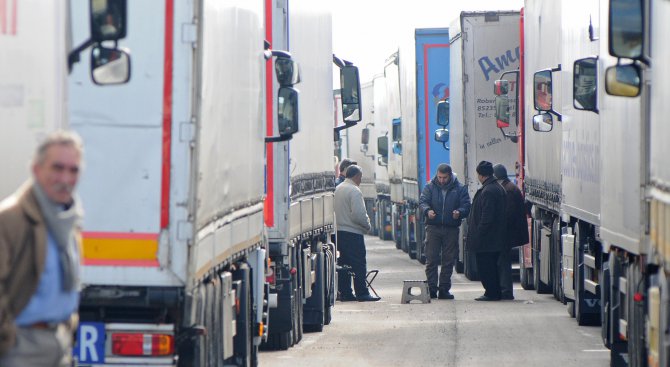 Българските превозвачи блокираха и ГКПП &quot;Капитан Петко войвода&quot; (снимки)