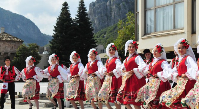 Българско хоро ще обиколи света за 24 часа