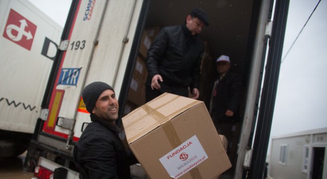Камиони с хуманитарна помощ тръгват от Дамаск към обсадени населени места