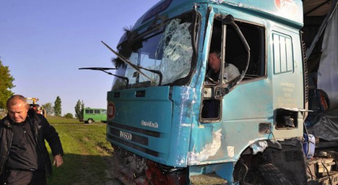 Кола и камион се удариха на международния път Е-79 край Мездра