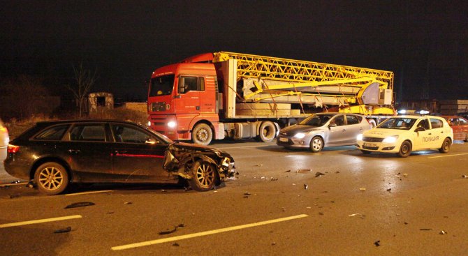 Тежка катастрофа на околовръстното в София, откачило се ремарке удари две коли