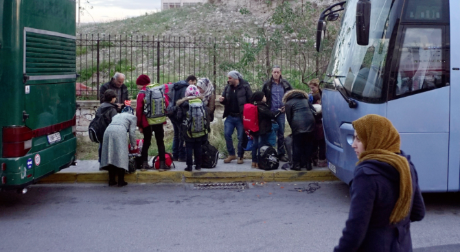 Тълпа вбесени немци блокира автобус с бежанци (видео)