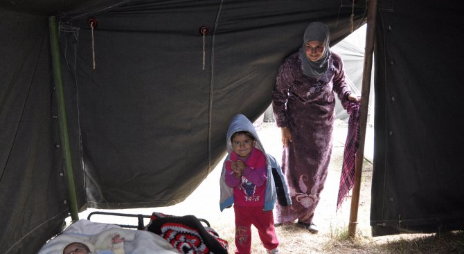 Амнести интернешънъл ни хока за бежанци и роми